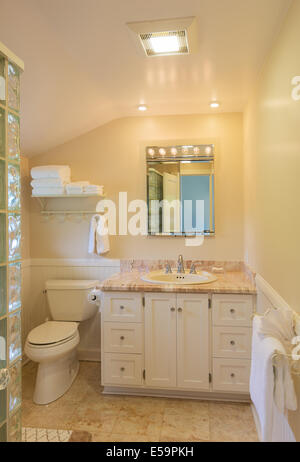 Il bagno era bellissimo in classic home con mattonelle di marmo e il ripiano del bancone Foto Stock