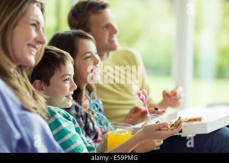 Famiglia di guardare la televisione in salotto Foto Stock