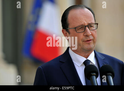 Parigi, Francia. Il 24 luglio, 2014. Il Presidente francese Francois Hollande dà un discorso all'Elysee a Parigi, Francia, 24 luglio 2014. Il forniti elementi ha suggerito che la mancanza di Air Algerie aereo si era schiantato sorvolando il Mali, il Presidente francese Francois Hollande ha detto Giovedi, impegnandoci piena mobilitazione dei mezzi militari per individuare il MD-83 velivoli. Credito: Chen Xiaowei/Xinhua/Alamy Live News Foto Stock