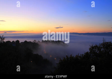 Foggy sunrise sulle colline in Italia Foto Stock