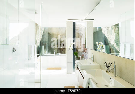 Lavandini e vasca da bagno in una moderna stanza da bagno Foto Stock