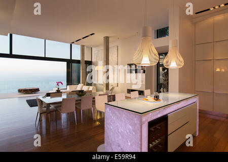 Moderna cucina e zona soggiorno con vista sull'oceano Foto Stock