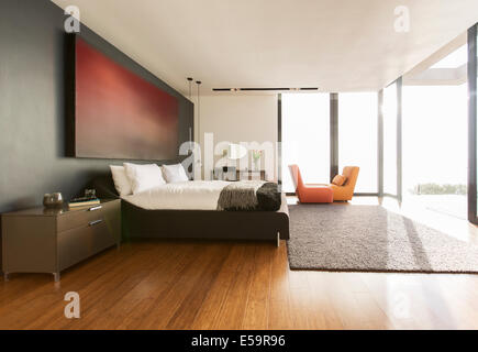 Tappeto e pittura in camera da letto moderna Foto stock - Alamy