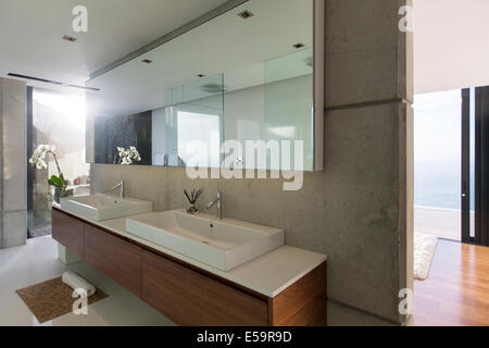Lavandini e specchi in bagno moderno Foto Stock