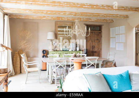 Soggiorno e area da pranzo nella casa rustico Foto Stock