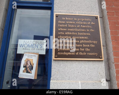 Striscione alla entrata nazionale femminile Hall of Fame, Seneca Falls, NY, STATI UNITI D'AMERICA, 14 giugno 2014, © Katharine Andriotis Foto Stock