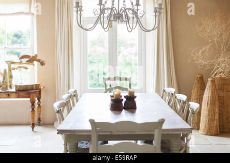 Tavolo da pranzo nella casa rustico Foto Stock