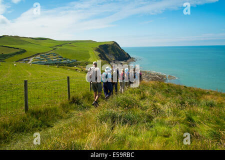 Walkers sul Wales coast Path a Borth Ceredigion nel Galles Foto Stock