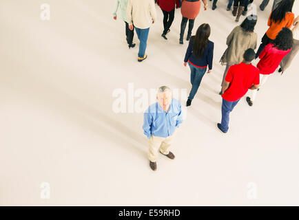 La folla a piedi da uomo Foto Stock