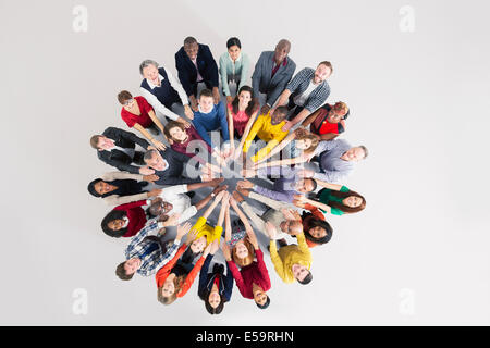 Ritratto di certi uomini di affari in huddle Foto Stock