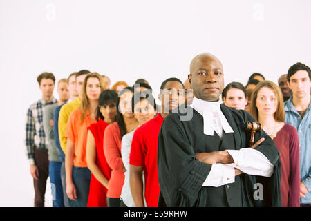 Giudice serio di fronte alla folla Foto Stock