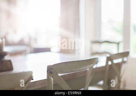 Immagini Stock - Sala Da Pranzo Con Tavolo In Legno, Sedie Bianche E  Lampade Moderne. Image 88596187