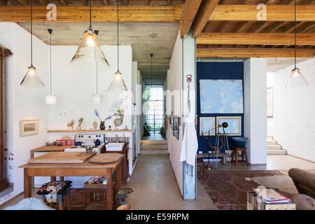 La cucina e il salotto di casa rustico Foto Stock