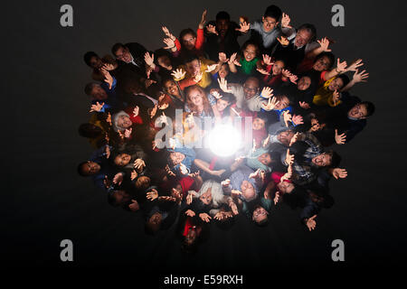 Folla variegata tifo intorno a una luce brillante Foto Stock