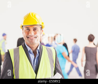 Ritratto di fiducioso operaio edile Foto Stock