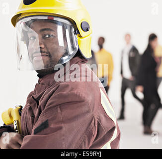 Ritratto di fiducia vigile del fuoco Foto Stock