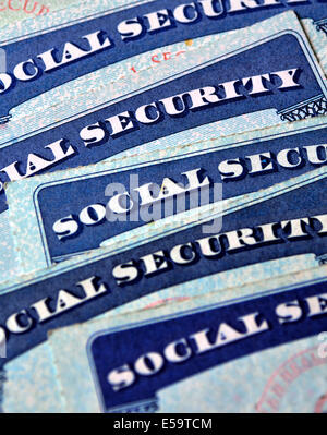 Primo piano dettaglio di diversi social carte di sicurezza che rappresenta le finanze e pensionamento Foto Stock