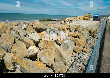 Le misure di difesa contro le inondazioni essendo messo in luogo presso Borth, Ceredigion, Galles Foto Stock