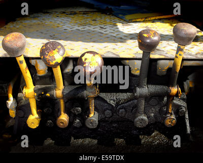 Varie attrezzature pesanti manopola e leva comanda con olio Foto Stock
