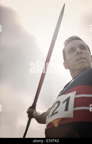 La via e il campo atleta holding giavellotto Foto Stock