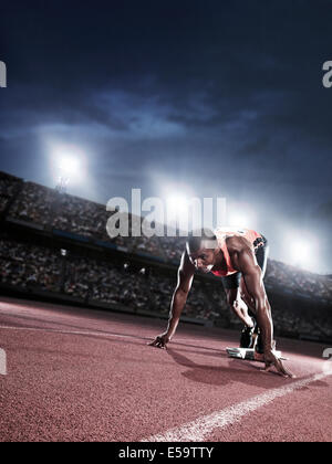 Runner pronti alla linea di partenza sulla via Foto Stock