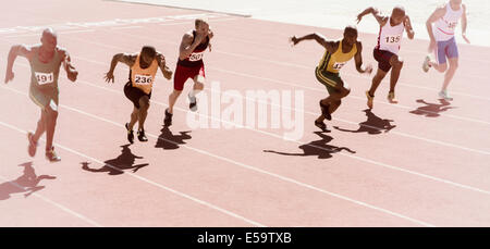 I corridori racing su pista Foto Stock