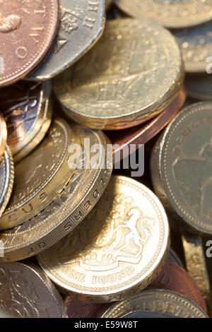 Valuta britannica - una miscela di monete - varie denominazioni. Foto Stock