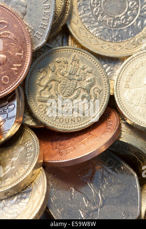Valuta britannica - una miscela di monete - varie denominazioni. Foto Stock
