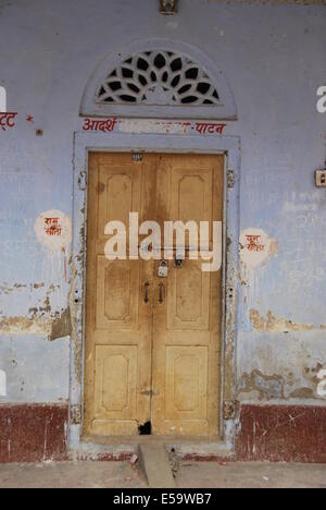 India. Il Rajasthan. Villaggio elaborata struttura della porta. Legno , gesso e pietra. Colori naturali. Colorate con blu di intonaco. Foto Stock