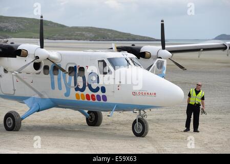 Il Loganair flybe aereo subisce controlli finali prima della partenza dalla spiaggia pista sull isola di Barra. Foto Stock