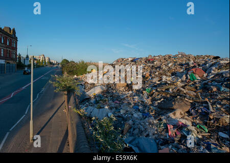 Un gran mucchio di rifiuti presso la betulla saltare Shire sito off Ashton vecchia strada in Beswick, Manchester, Regno Unito Foto Stock