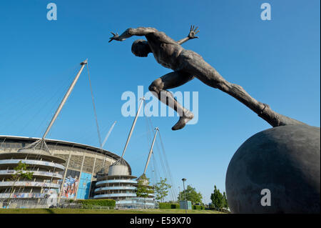 Una statua di un velocista del momento dopo che la pistola di partenza vicino alla città di Manchester Etihad Stadium (solo uso editoriale). Foto Stock