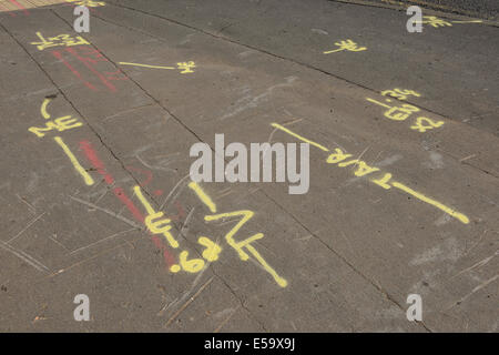 Verniciato a spruzzo di linee e marcature su un marciapiede che indica la posizione di utilità della metropolitana Foto Stock