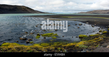 Lago nella regione Landmannalaugar (panoramico immagine composita) - Southern Highlands - Islanda Foto Stock