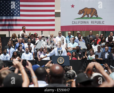 Los Angeles, California, USA. Il 24 luglio, 2014. Il Presidente Usa Barack Obama è arrivato a Los Angeles il commercio Collegio Tecnico appena a sud del centro cittadino di giovedì pomeriggio appena dopo mezzogiorno. Poco dopo le 1 p.m. Obama è venuto fuori per affrontare diverse centinaia di studenti e Sostenitori e di parlare per circa 45 minuti. Obama è venuto giù alla folla per agitare le mani e parlare uno a uno a più persone prima di uscire per andare indietro al suo hotel LAX e un volo di ritorno a Washington DC. Credito: David Bro/ZUMA filo/Alamy Live News Foto Stock