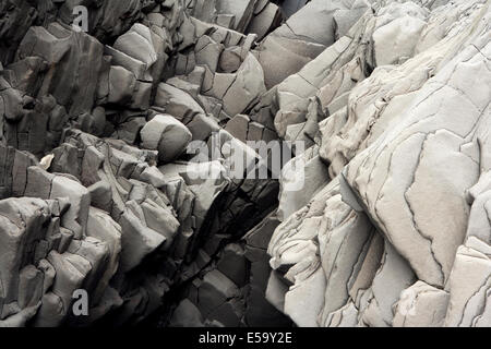 Le formazioni rocciose sulla spiaggia Reynisfjara - Sud Islanda Foto Stock