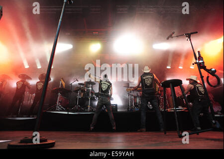 Lšrrach, Germania. Il 24 luglio, 2014. Della rock band tedesca la BossHoss eseguire live at Stimmen (voci) music festival in Lšrrach, Germania. Foto: Miroslav Dakov/ Alamy Live News Foto Stock