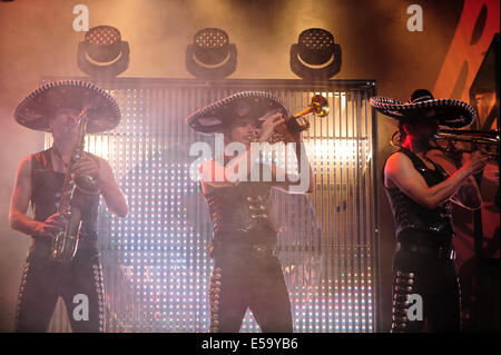 Lšrrach, Germania. Il 24 luglio, 2014. Membri della della rock band tedesca il Boss Hoss vestito come mariachi messicani eseguire a Stimmen (voci) music festival in Lšrrach, Germania. Foto: Miroslav Dakov/ Alamy Live News Foto Stock