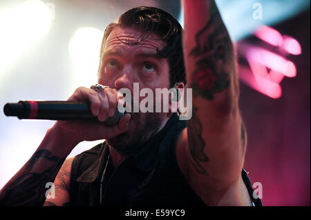 Lšrrach, Germania. Il 24 luglio, 2014. Alec ãBoss BurnsÒ Všlkel (vocals) da della rock band tedesca la BossHoss esegue live at Stimmen (voci) music festival in Lšrrach, Germania. Foto: Miroslav Dakov/ Alamy Live News Foto Stock