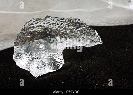 Iceberg sulla spiaggia di sabbia nera a Jokulsarlon - Sud Est dell'Islanda Foto Stock