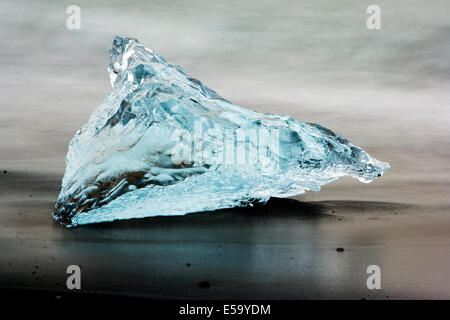 Iceberg sulla spiaggia di sabbia nera a Jokulsarlon - Sud Est dell'Islanda Foto Stock