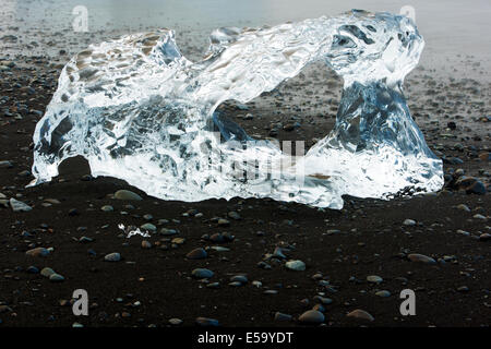 Iceberg sulla spiaggia di sabbia nera a Jokulsarlon - Sud Est dell'Islanda Foto Stock