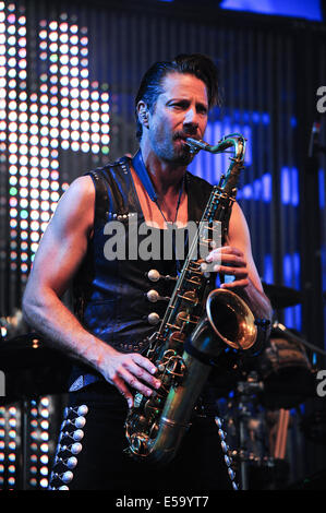 Lšrrach, Germania. Il 24 luglio, 2014. Membro della della rock band tedesca la BossHoss esegue live at Stimmen (voci) music festival in Lšrrach, Germania. Foto: Miroslav Dakov/ Alamy Live News Foto Stock