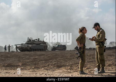 A sud di Israele. Il 24 luglio, 2014. Soldati israeliani parlare in Israele sud confinanti con i palestinesi nella striscia di Gaza Luglio 24, 2014, il diciassettesimo giorno di funzionamento del bordo protettivo. Israele è in aria e a terra offensive contro la striscia di Gaza ha lasciato alcuni 800 palestinesi morti. Credito: Li Rui/Xinhua/Alamy Live News Foto Stock