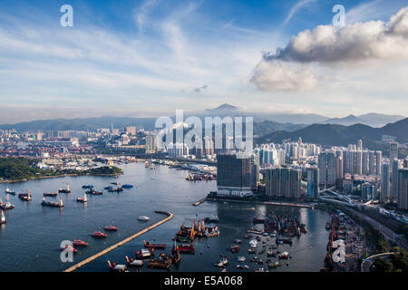 Vista guardando a Nord da Kowloon a Hong Kong verso nuovi territori ed eventualmente la Cina continentale. Foto Stock