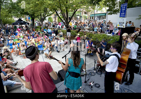 Ann Arbor, MI, Stati Uniti d'America. Il 24 luglio, 2014. La Appleseed realizza collettiva durante il ''Sonic pranzo'' a Liberty Plaza nel centro cittadino di Ann Arbor. Sonic Il pranzo è un libero outdoor serie di concerto, con bande di eseguire ogni giovedì a pranzo. Credito: Mark Bialek/ZUMA filo/Alamy Live News Foto Stock