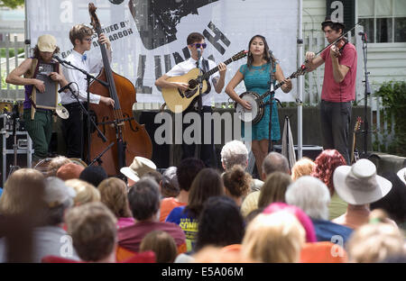 Ann Arbor, MI, Stati Uniti d'America. Il 24 luglio, 2014. La Appleseed realizza collettiva durante il ''Sonic pranzo'' a Liberty Plaza nel centro cittadino di Ann Arbor. Sonic Il pranzo è un libero outdoor serie di concerto, con bande di eseguire ogni giovedì a pranzo. Credito: Mark Bialek/ZUMA filo/Alamy Live News Foto Stock