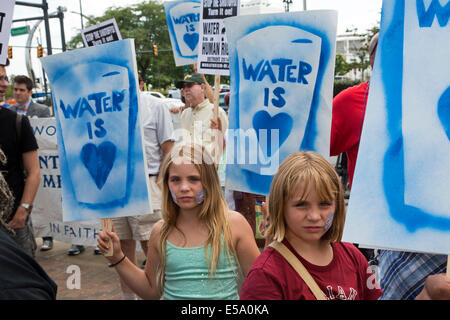 Detroit, Michigan STATI UNITI D'AMERICA - Una delegazione del Canada acqua erogata a Detroit come una protesta contro la città di shutoffs d'acqua. Come si tenta di recuperare dal fallimento, la città è intercettazione acqua a decine di migliaia di persone che vivono in condizioni di povertà che sono dietro a loro fatture. Foto Stock