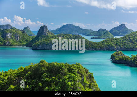 Mare spiaggia isola sky con bird eye view panorama a Mu Ko Ang Thong che è il parco nazionale del Golfo di Thailandia Foto Stock