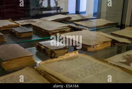 Luglio 23, 2014 - Ebraico Antico libri religiosi sul display Sinagoga Kiev, Ucraina © Igor Golovniov/ZUMA filo/Alamy Live News Foto Stock